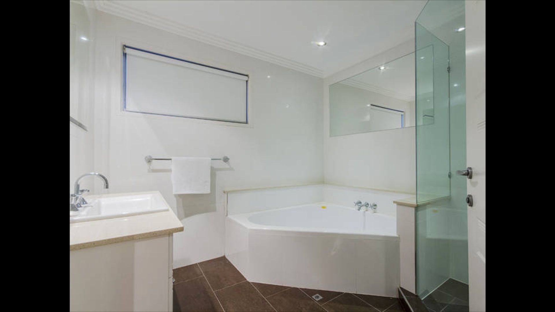 Golden Rio Family Waterfront Home Broadbeach — image 18