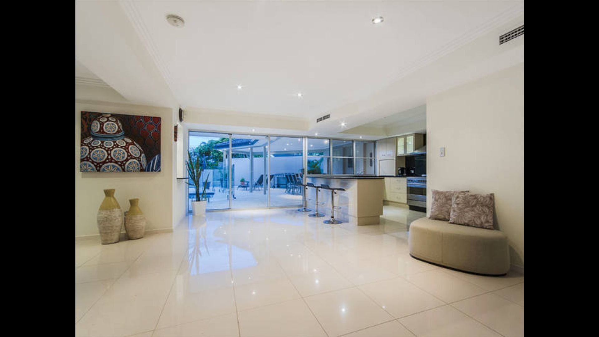 Golden Rio Family Waterfront Home Broadbeach — image 3