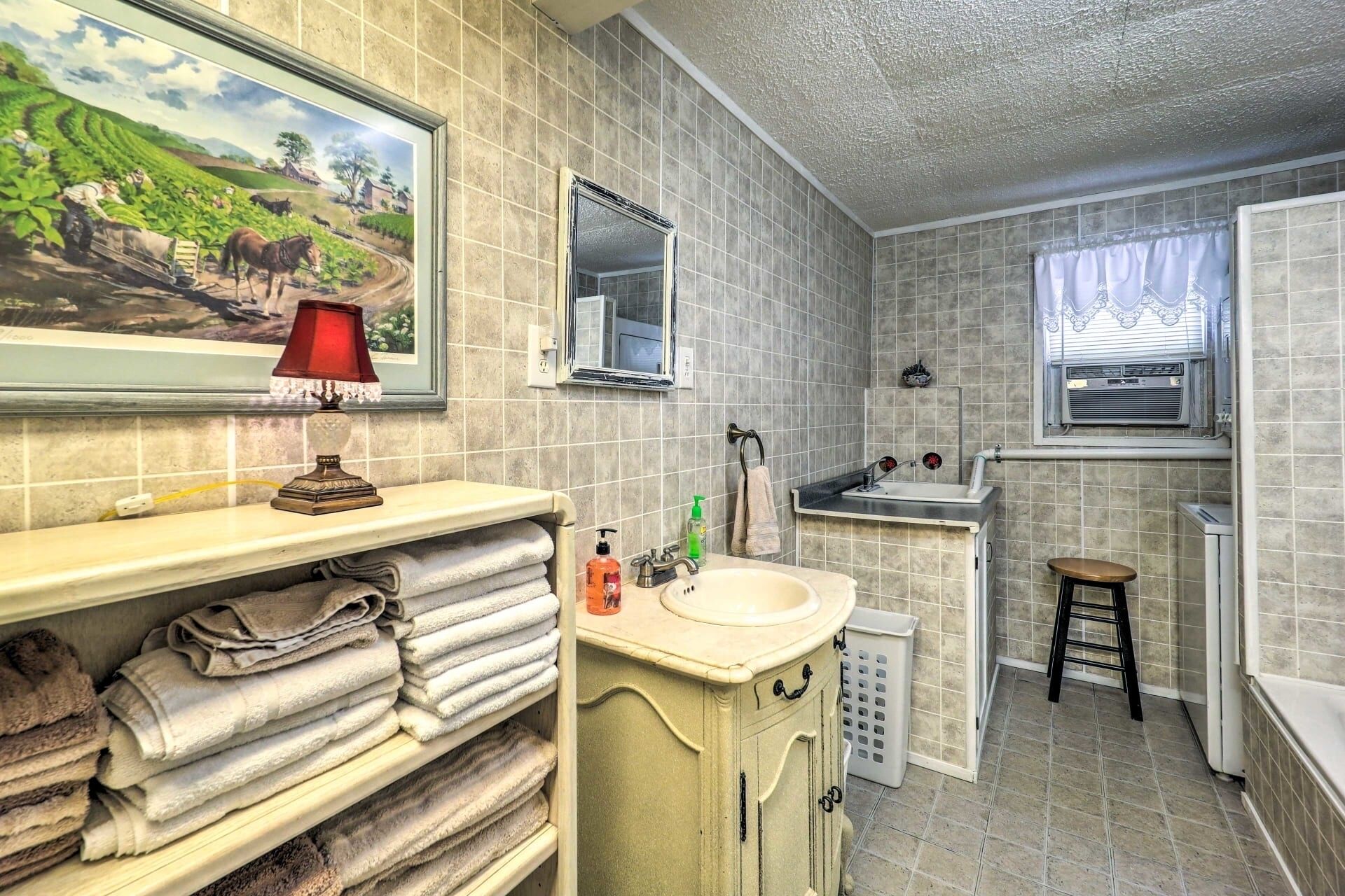 Cute and Cozy Mountain Getaway