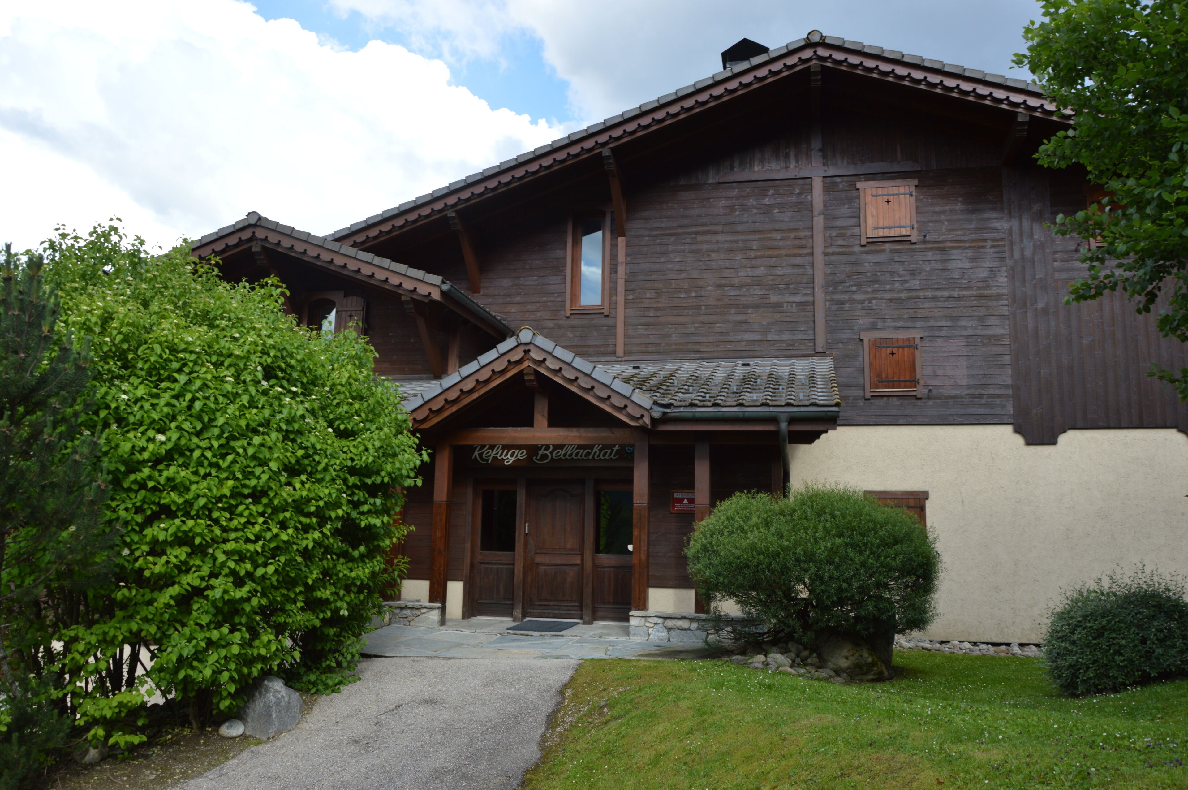 A wooden building with a sign reading "Refuge Bellachat".
