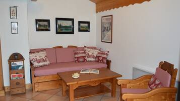 TV, DVD player, livros, escritórios