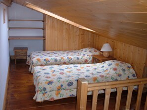 2 Schlafzimmer, Schreibtisch, Bügeleisen/Bügelbrett, Reisekinderbett