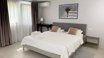 4 bedrooms, desk, iron/ironing board, WiFi