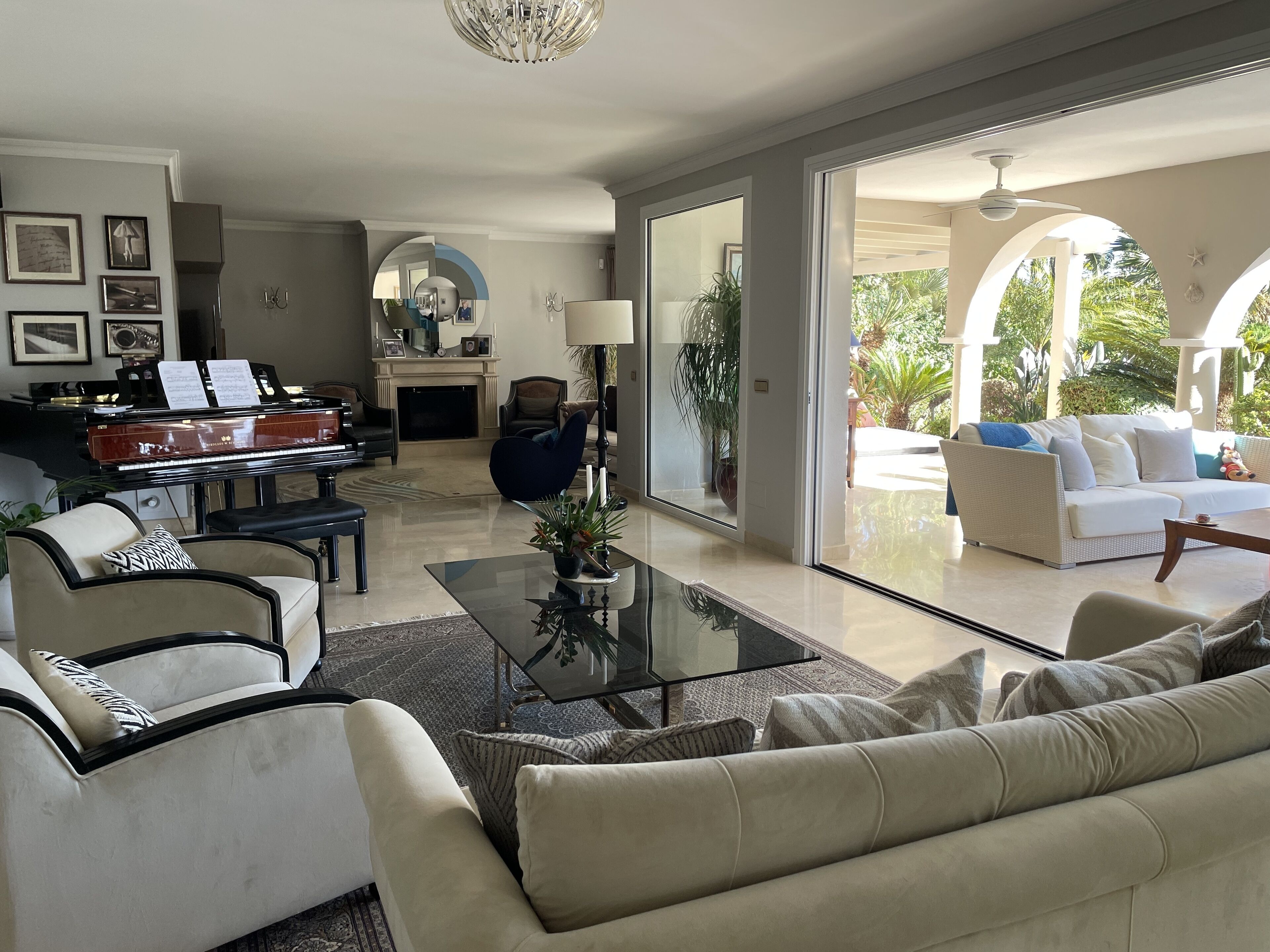 Een smart-tv, een open haard, een dvd-speler en boeken