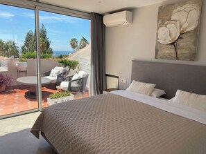 4 bedrooms, desk, iron/ironing board, WiFi