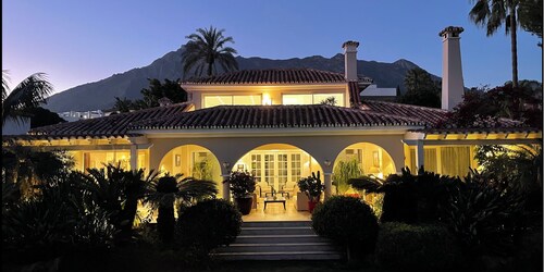 Élégante villa lumineuse à Marbella Golden Mile avec de superbes vues sur la mer et la montagne