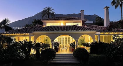 ĂlĂ©gante villa lumineuse Ă Marbella Golden Mile avec de superbes vues sur la mer et la montagne