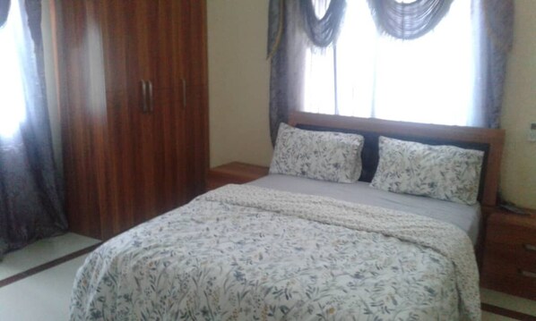 4 makuuhuonetta, silitysrauta/-lauta, Wi-Fi, vuodevaatteet