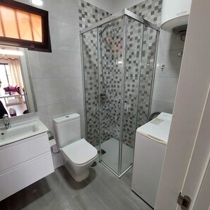 Dusche, Haartrockner, Handtücher