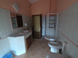 Badewanne, Haartrockner, Bidet, Handtücher