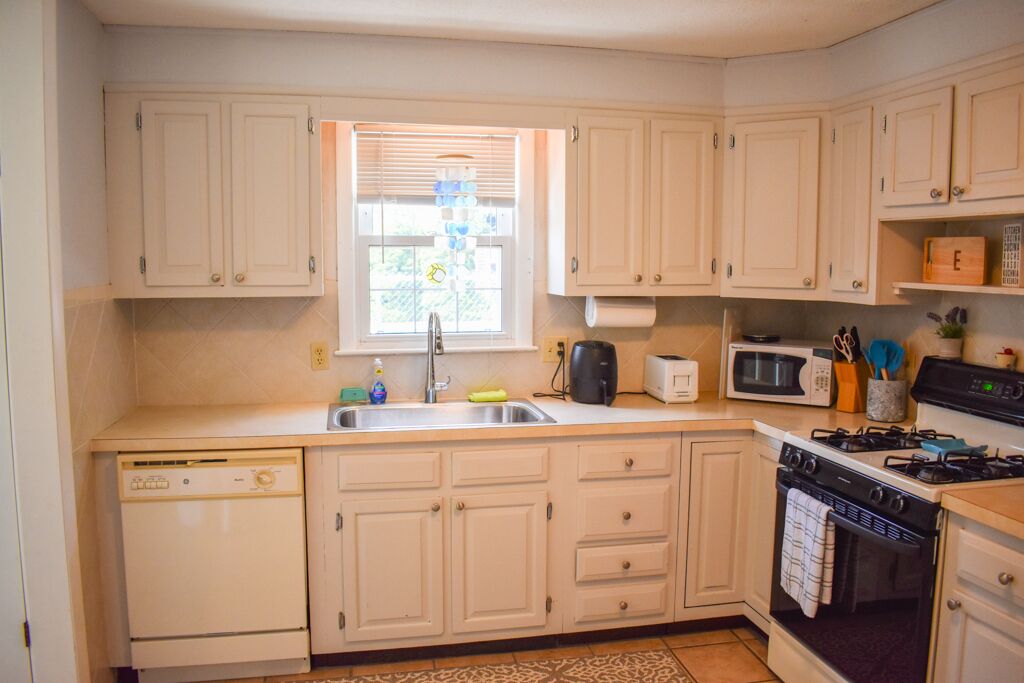 300 YDS TO OCEAN, POOL, NEW O/D SHOWER, 4 BEDS, SPACIOUS. 67 Inman Rd #E