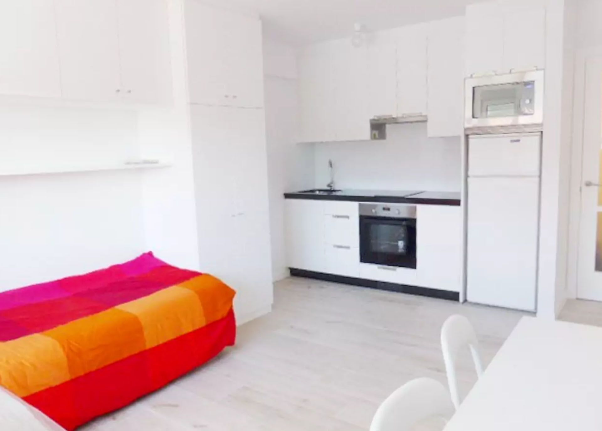 CHEERFUL, LUMINOUS, DOWNTOWN AND COZY APARTMENT