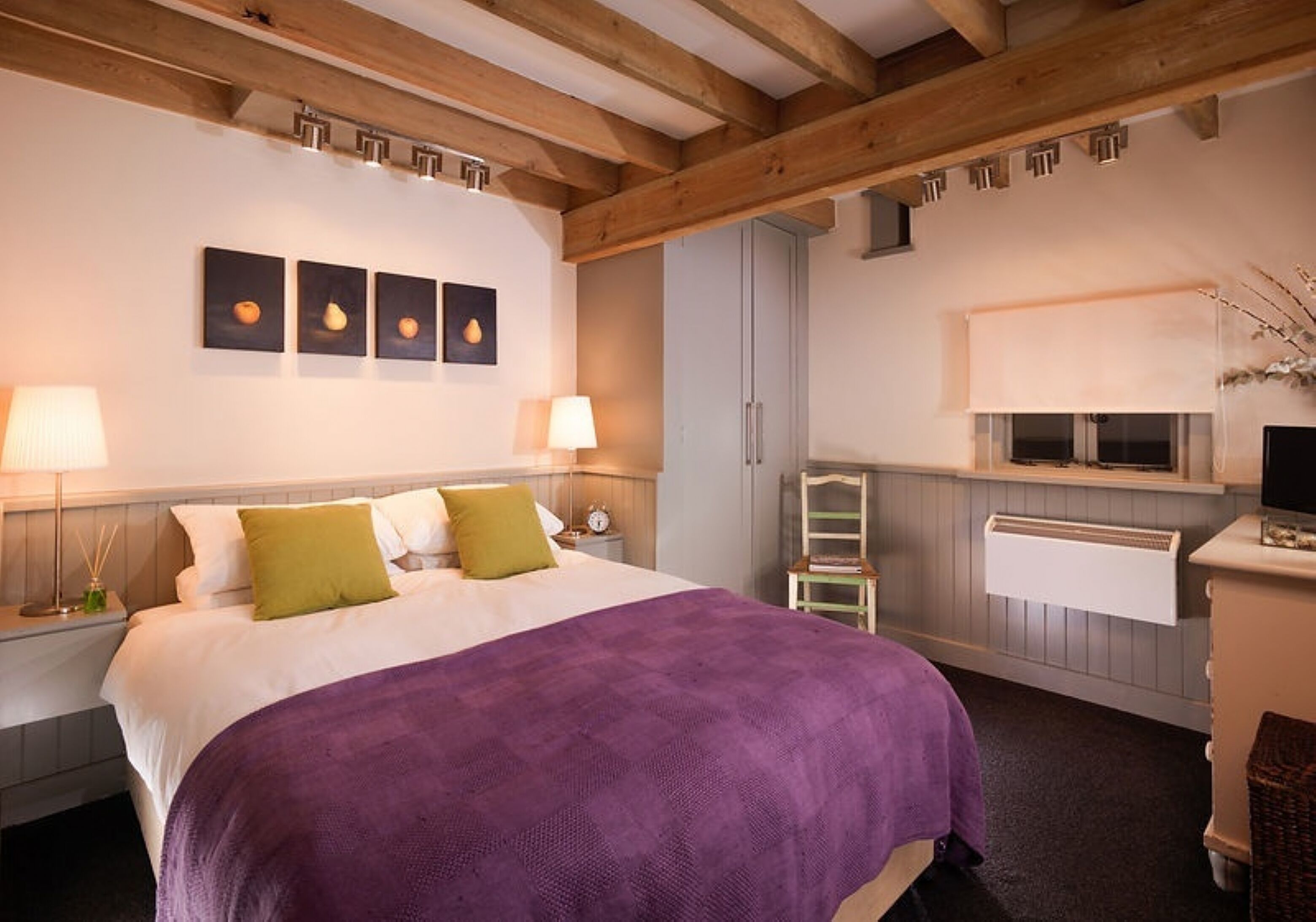 Beautifully Converted 17th C Grade II Stables/Coach House/Barn In Quiet Location