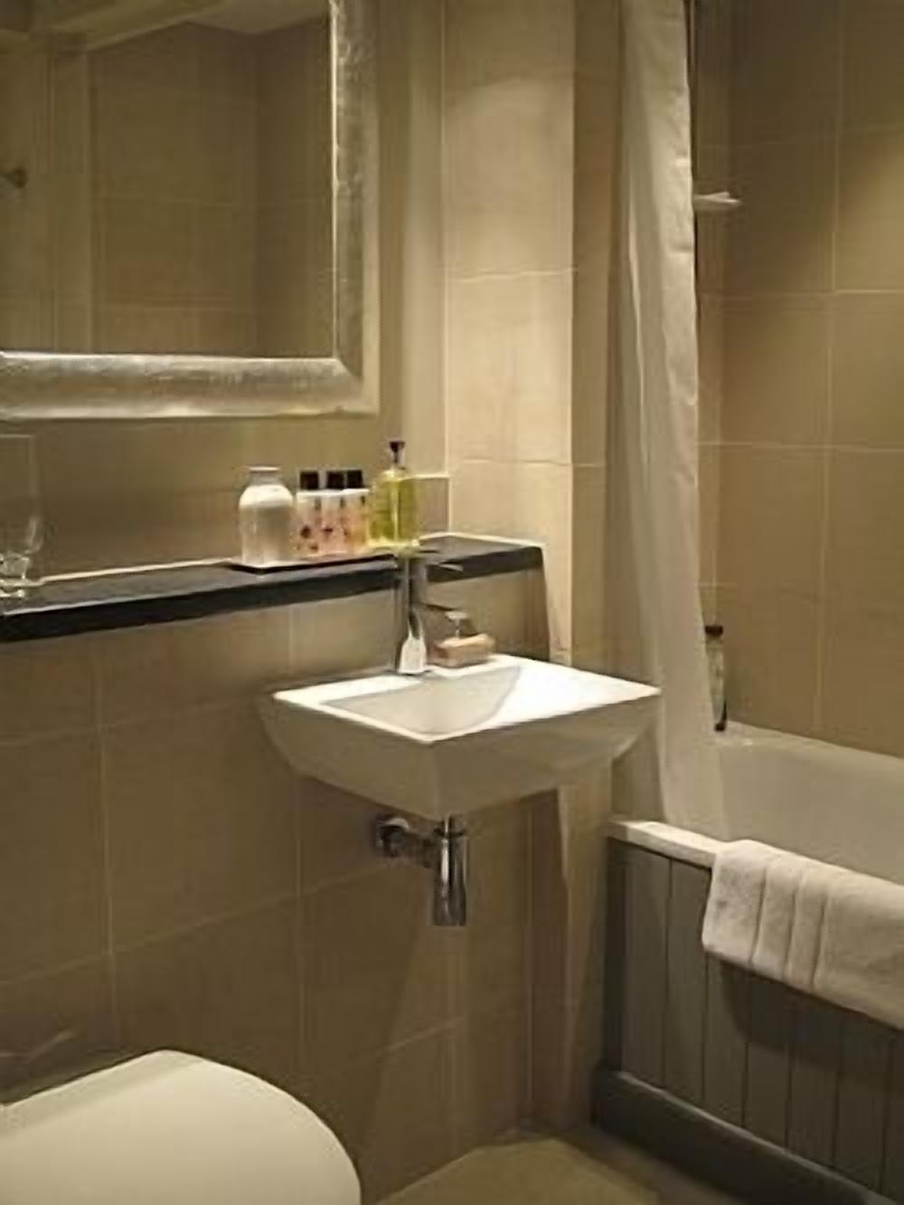 Beautifully Converted 17th C Grade II Stables/Coach House/Barn In Quiet Location