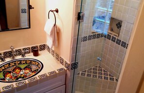 Shower, hair dryer, towels, soap - SANTA FE ADOBE JEWEL (Santa Fe)