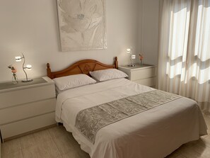3 chambres, coffres-forts dans les chambres, fer et planche Ă repasser