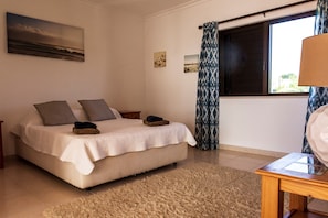 4 عدّة غرف نوم وخزنة داخل الغرفة ومكواة/لوح كي وسرير سفر