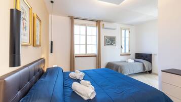 4 bedrooms, in-room safe, desk, iron/ironing board