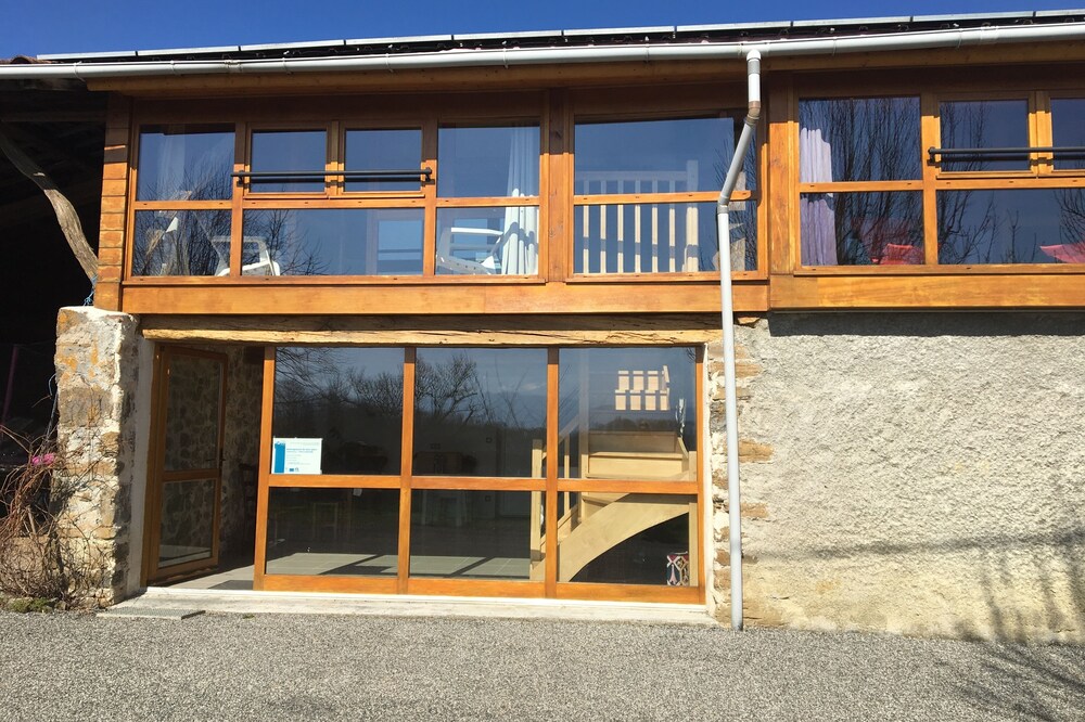 Cottage with swimming pool and view of the Pyrenees