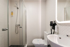 Shower, hair dryer, towels - Feel Porto Ribeira Vintage Duplex (Oporto)