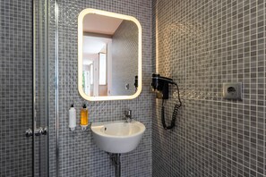 Shower, hair dryer, towels - Feel Porto Ribeira Vintage Duplex (Oporto)
