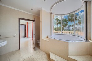 Ensemble douche/baignoire, baignoire à jets, sèche-cheveux