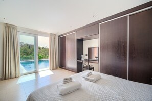 4 bedrooms, in-room safe, iron/ironing board, WiFi