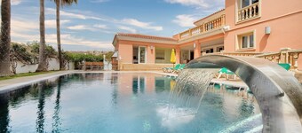 #Luxury 4 Bed Villa, Heated Pool, Cinema, Gym, Sauna, Squash Court