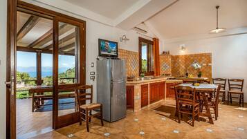 Réfrigérateur, four, plaque de cuisson, cafetière/bouilloire