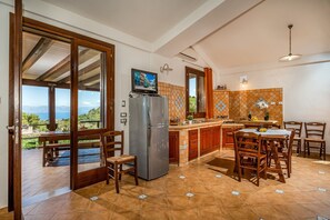 Fridge, oven, stovetop, coffee/tea maker