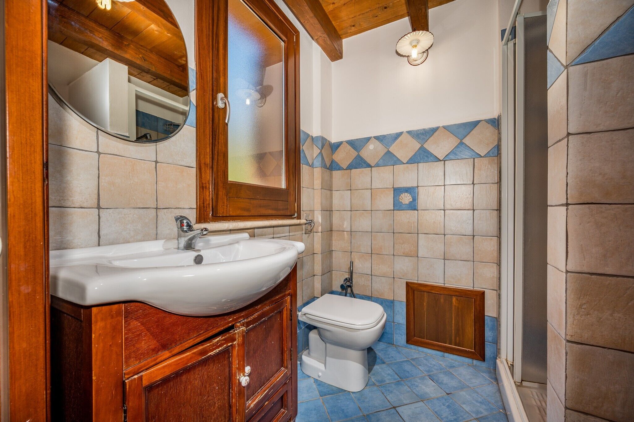 Regadera, secadora de cabello, toallas 