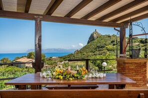 Outdoor dining - Villa Anna with sea view of the Zingaro reserve   (Scopello)