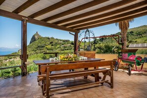 Outdoor dining - Villa Anna with sea view of the Zingaro reserve   (Scopello)