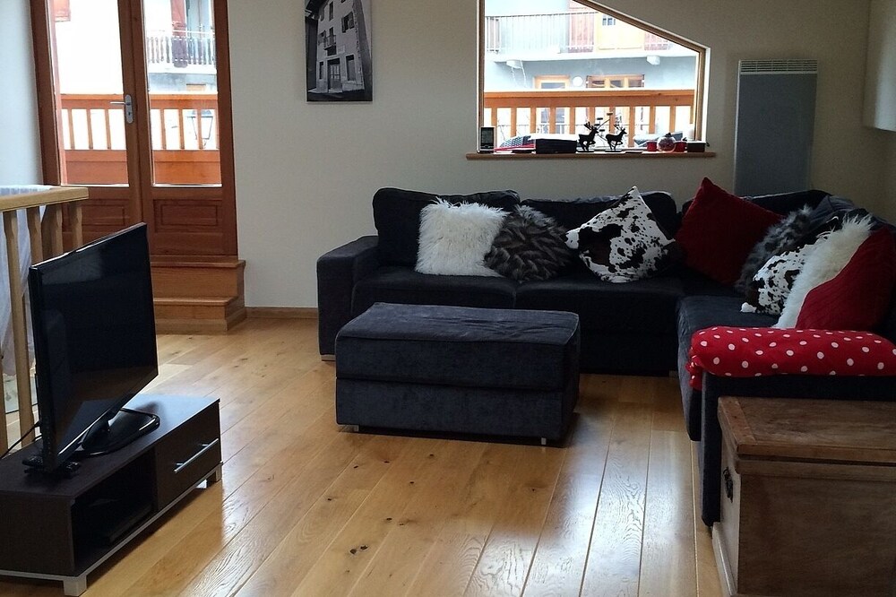 Modern Alpine Luxury Duplex Apartment With Mountain Views, Log Burner & Balcony