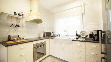 Een koelkast, een magnetron, een oven, een kookplaat