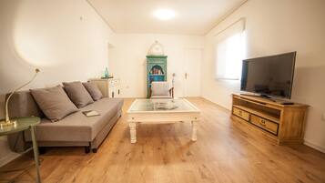 Een smart-tv en boeken