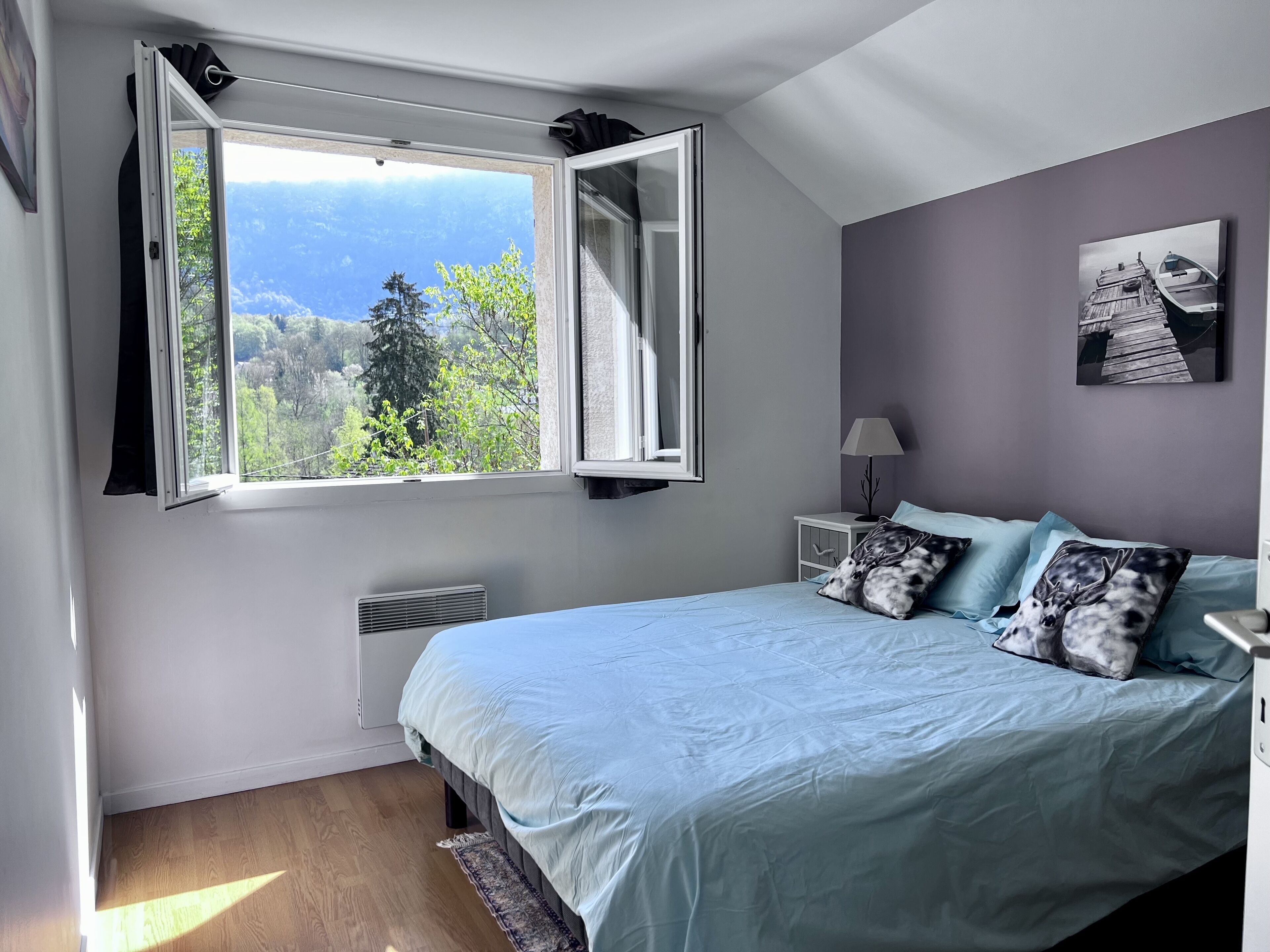 4 habitaciones, tabla de planchar con plancha y cuna de viaje 