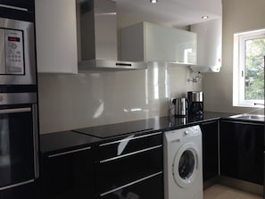 Fridge, microwave, oven, stovetop - OLD TOWN, Apt. 70m2 on Avenida da Liberdade, AIR CONDITIONING / SWIMMING POOL / FREE Wi-Fi (Albufeira)