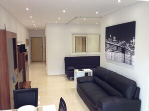 Smart TV, DVD player, stereo - OLD TOWN, Apt. 70m2 on Avenida da Liberdade, AIR CONDITIONING / SWIMMING POOL / FREE Wi-Fi (Albufeira)