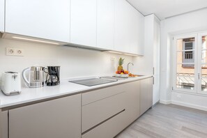 Køleskab, mikrobølgeovn, ovn, kogeplade