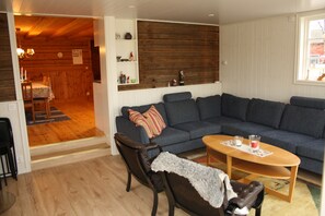 Una Smart TV, una chimenea, una mesa de tenis de mesa