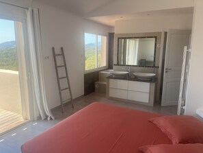 Room - 10 minutes from the beach, luxury villa, ocean view, fiber-optic internet, heated pool, electrical outlet (Pinarellu)