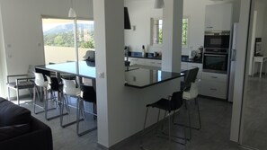 Fridge, microwave, oven, stovetop - 10mn beach, Standing Villa, top sea view, fiber internet, heated pool, jacuzzi (Pinarellu)
