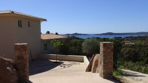 Property grounds - 10mn beach, Standing Villa, top sea view, fiber internet, heated pool, jacuzzi (Pinarellu)