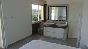 4 bedrooms, desk, iron/ironing board, free WiFi - 10mn beach, Standing Villa, top sea view, fiber internet, heated pool, jacuzzi (Pinarellu)