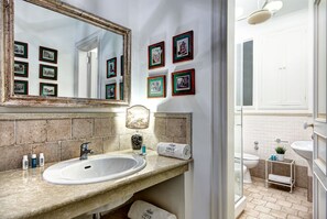 Douche, sèche-cheveux, bidet, savon