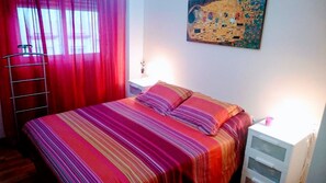 2 Schlafzimmer, Schreibtisch, Bügeleisen/Bügelbrett, Reisekinderbett