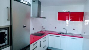 Kühlschrank, Mikrowelle, Herdplatte, Geschirrspüler