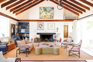 Smart TV, fireplace, DVD player, table tennis