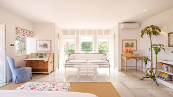 7 dormitorios, caja fuerte, escritorio y tabla de planchar con plancha